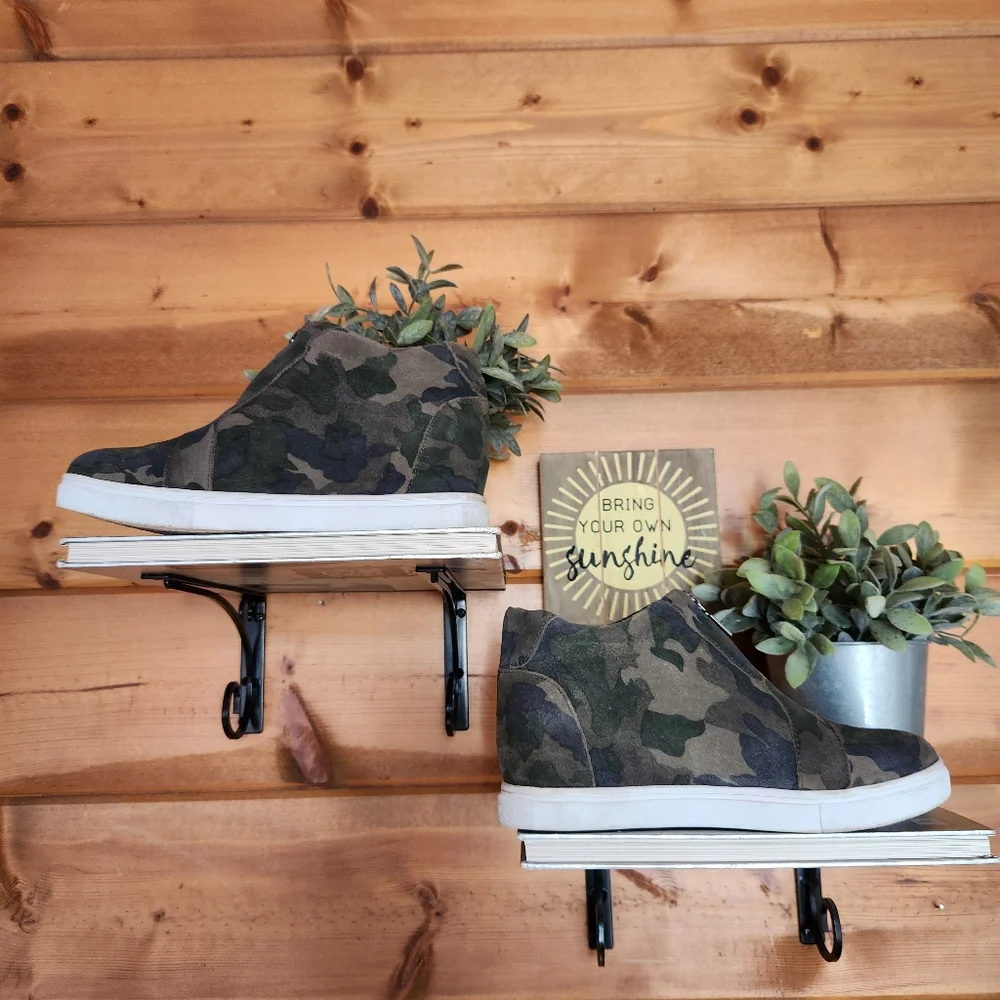 Blondo Glenda Camouflage Hidden Wedge Sneakers Waterproof Suede Leather Size 8 M